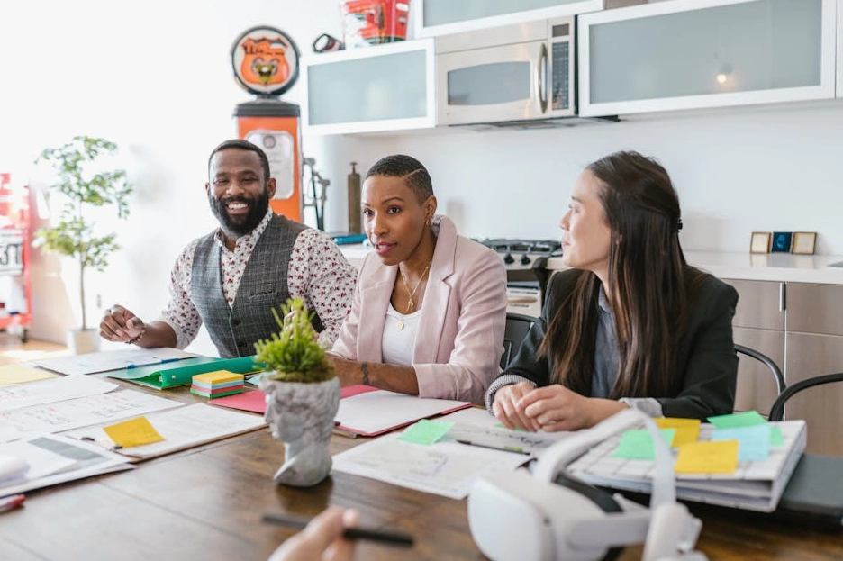 Equipo de profesionales en una reunión de estrategia en una oficina moderna